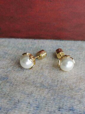 Alicia Bonnie Ashton Small Stud Earrings - Gold & Pearl